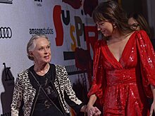 Дакота Джонсон привела бабушку на премьеру фильма «Суспирия»