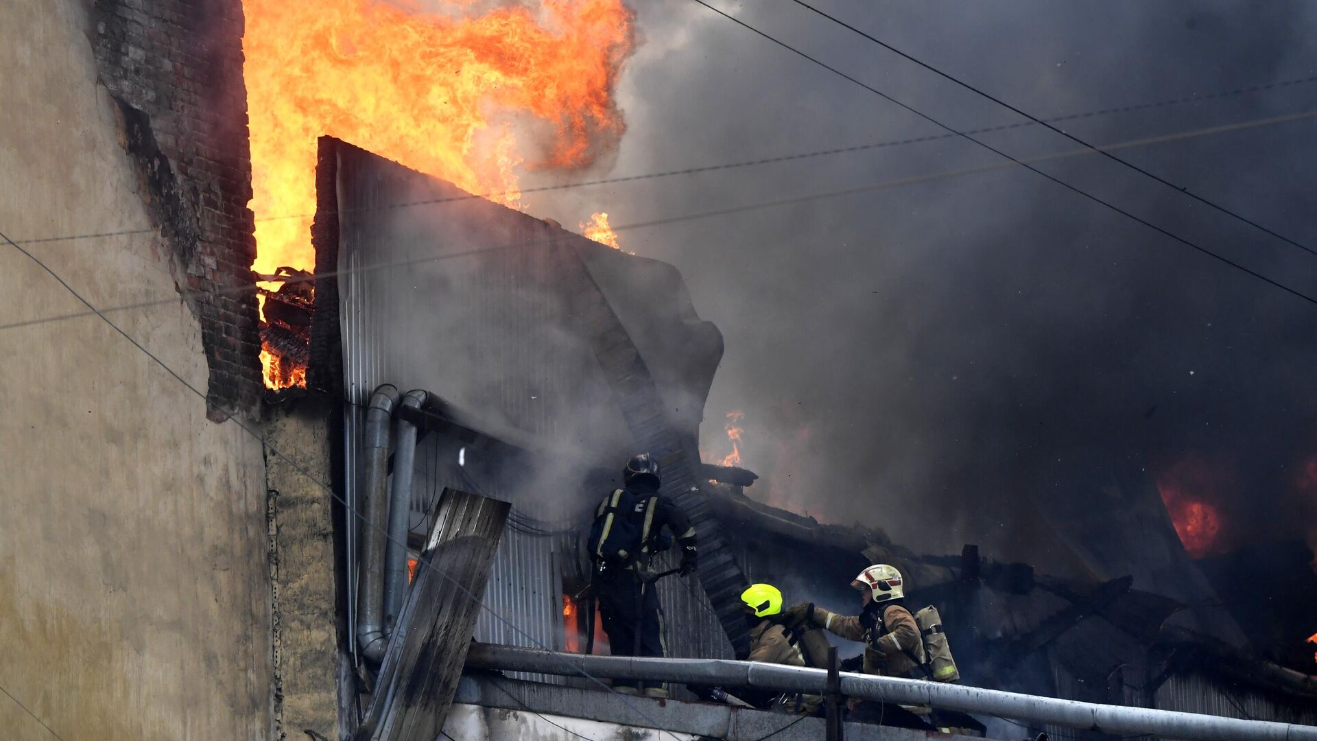 В горящем цехе в Петербурге обрушилась крыша