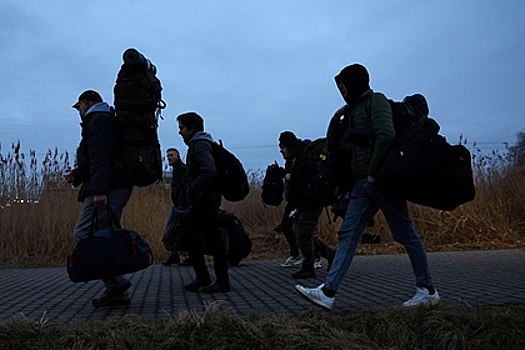 Мужчинам призывного возраста законодательно запретят покидать Украину