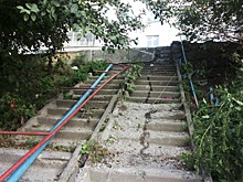 «Дорого содержать»: у дома в Новосибирске замуровали лестницу