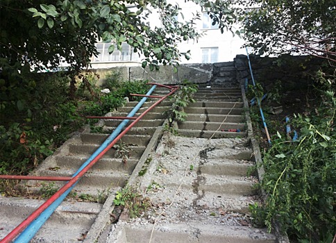 «Дорого содержать»: у дома в Новосибирске замуровали лестницу