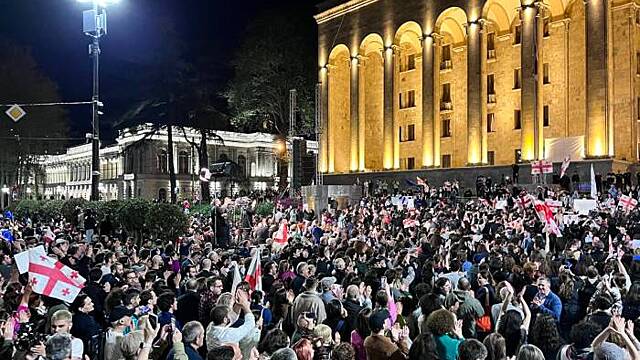 В Тбилиси у здания парламента начались стычки протестующих с полицией