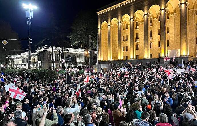 В Тбилиси у здания парламента начались стычки протестующих с полицией