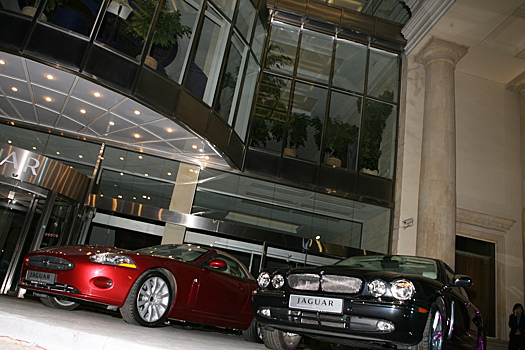 Посетитель автосалона в Балашихе угнал Land Cruiser