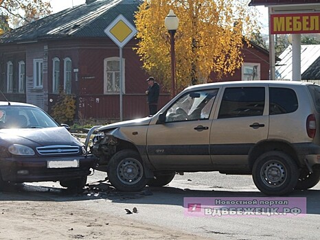 В Бежецке из-за лопнувшего тормозного шланга столкнулись два автомобиля