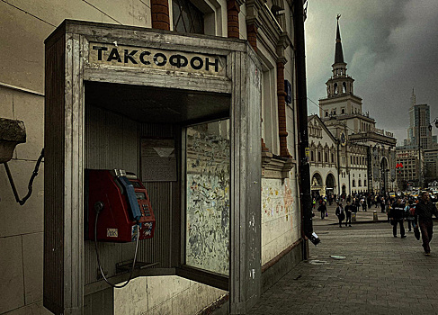 Россияне нашли исчезновению телефонных будок в Москве мистическое объяснение