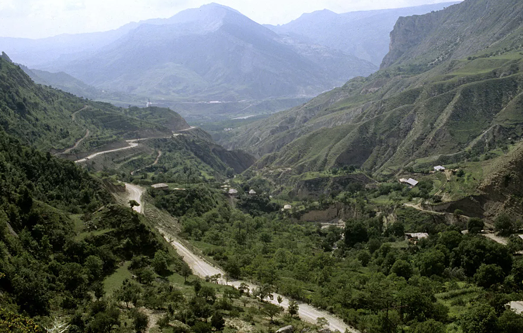 Автомобиль с туристами рухнул с обрыва в Дагестане