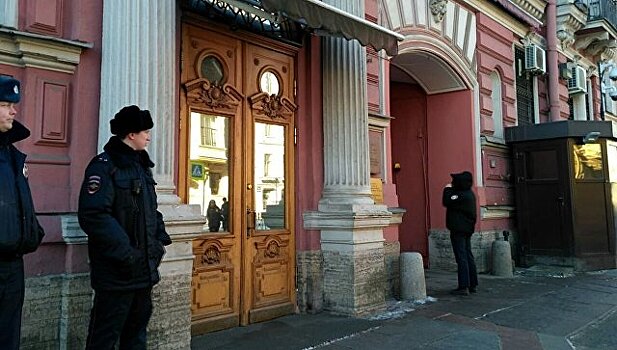 Из генконсульства США в Петербурге начали вывозить коробки и мебель