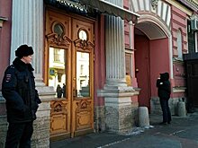 Из генконсульства США в Петербурге начали вывозить коробки и мебель