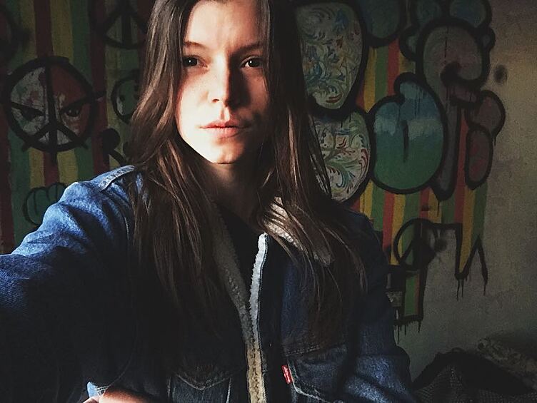 Интересное оформление стены в комнате девушки из Украины