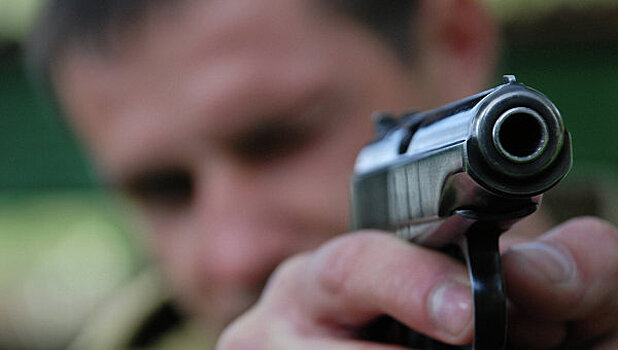Во Владивостоке мужчина открыл стрельбу по прохожим