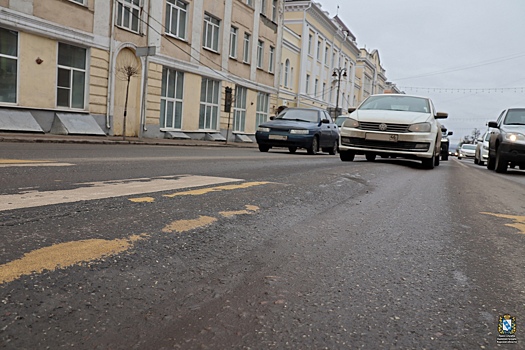В Курске частично отремонтируют дорожное покрытие на улице Ленина
