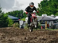 После столкновения с грузовиком пострадал водитель питбайка