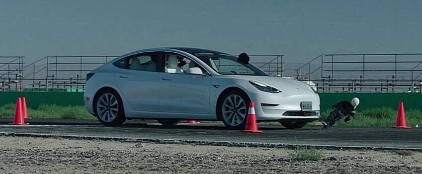 Автопилот Tesla переехал манекен ребенка. Трижды