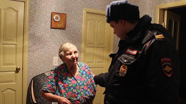 В Тюменской области полицейский спас пенсионерку, потерявшую сознание на улице