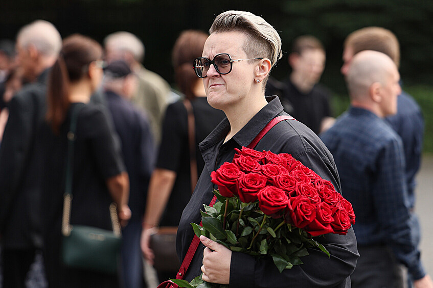 Внучка актрисы Нины Гребешковой Ольга Худякова перед началом церемонии прощания с режиссером и актером Юрием Морозом у Большого траурного зала ЦКБ №1 в Москве, 16 июля 2025 года