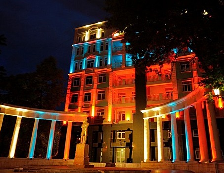 Фотофакт: здания Ижевска окрасились в цвета российского флага
