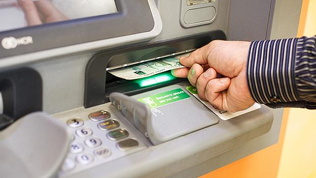 Вологжане стали реже снимать наличные в банкоматах