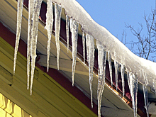 Наледь с крыши чуть не убила водителя легковушки