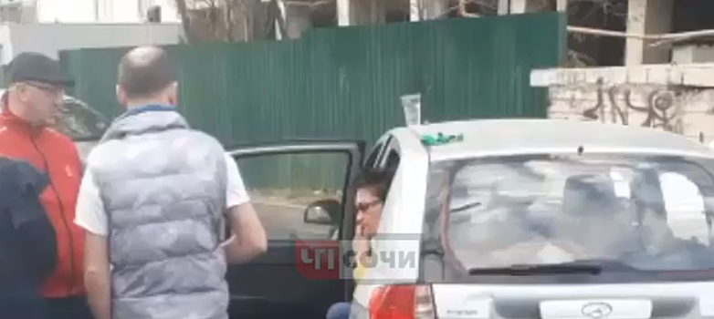 Пьяная автоледи протаранила на парковке 4 легковушки в Сочи