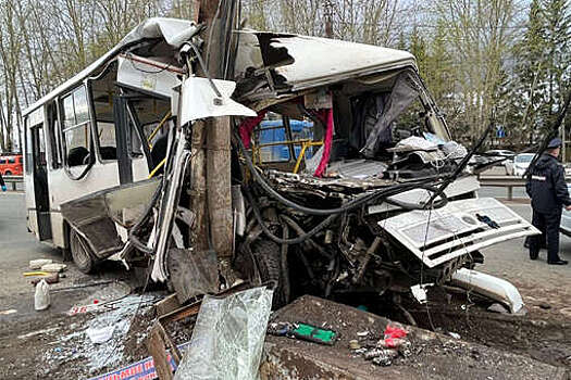 В Кирове автобус ПАЗ развалился после столкновения со столбом