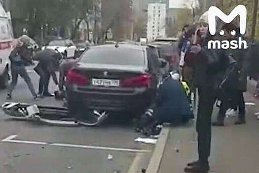 Женщина на Mercedes сбила полицейского-мотоциклиста