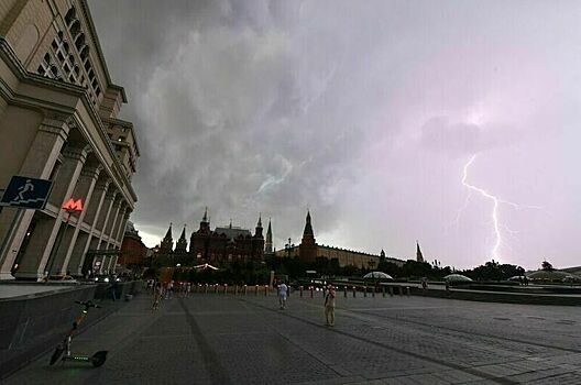 Москвичей предупредили о дождях и грозе во второй половине дня пятницы