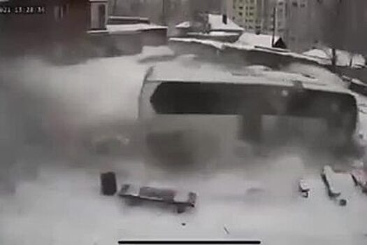 Автобус с отказавшими тормозами влетел во двор жилого дома и попал на видео