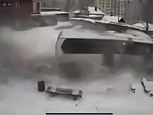 Автобус с отказавшими тормозами влетел во двор жилого дома и попал на видео