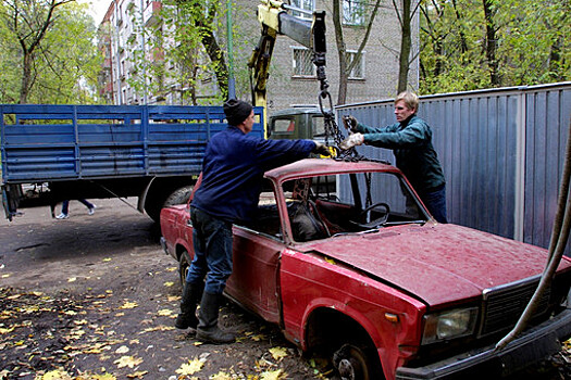 Коммунальные службы проводят рейды по автохламу во дворах