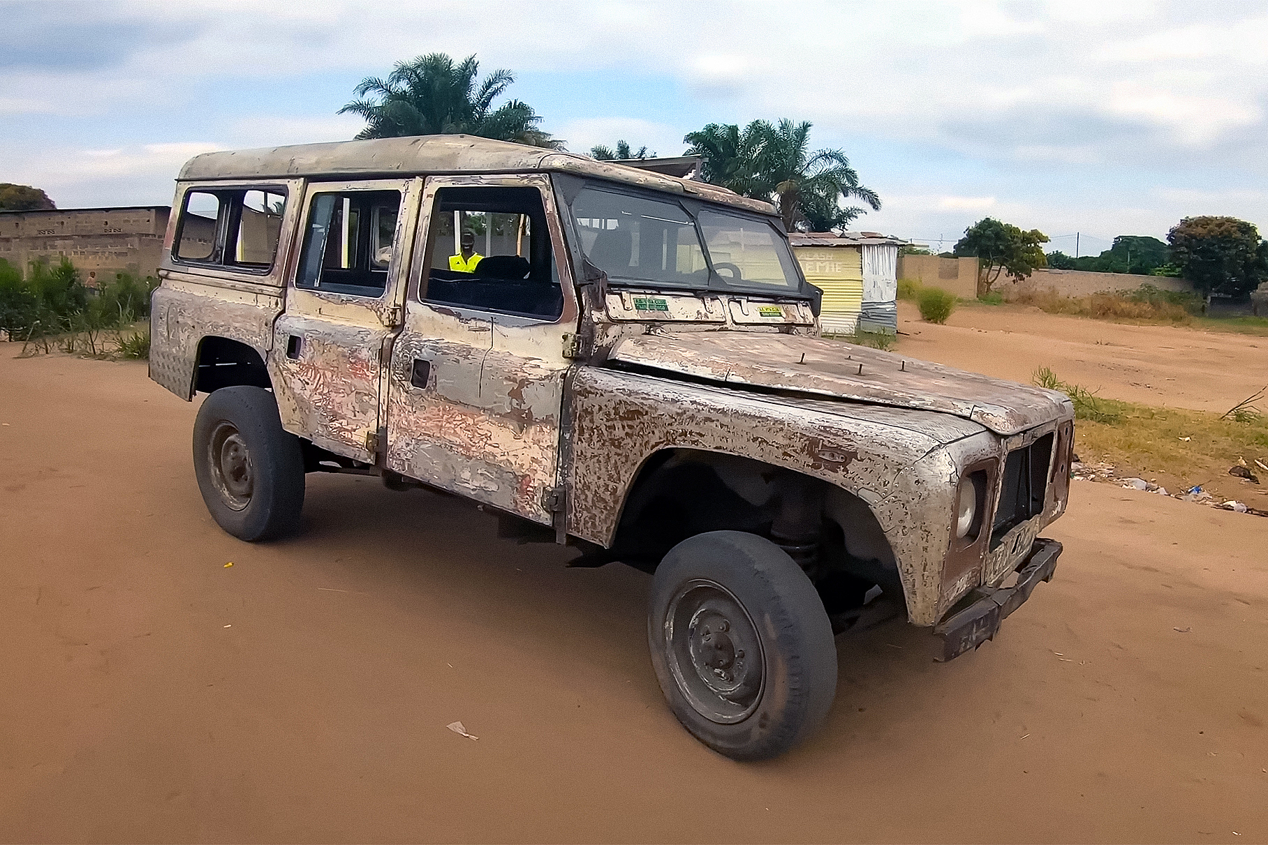 Найден самый «убитый» Land Rover Defender в мире