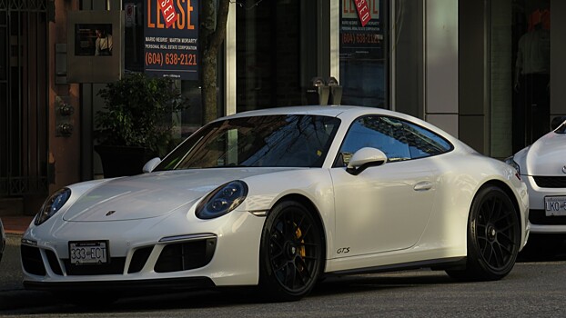 Уникальную коллекцию белых Porsche выставят на аукцион