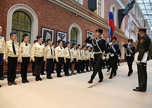 В Центральном военно-морском музее прошла торжественная линейка морских классов школы № 362 Санкт-Петербурга