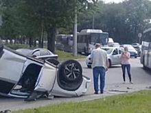 Утром в Липецке «Лексус» перевернулся после столкновения с автобусом