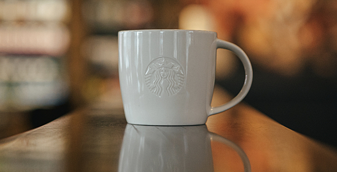 Starbucks делает ставку на сервис и бренд: компания отчиталась за третий квартал