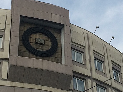 В Челябинске восстанавливают внешние элементы фасадных часов на здании Арбитражного суда