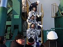 «Роскосмос» объяснил желто-синюю расцветку комбинезонов российских космонавтов