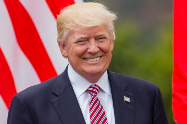 Конгрессмены подарили депутатам Госдумы носки с Трампом