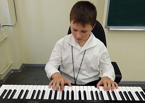 Мальчики «Школы Перспектива» поздравили одноклассниц и учителей музыкой