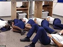 Шестерых сотрудников Ryanair уволили из-за фото, где они "спят" на полу в аэропорту Малаги