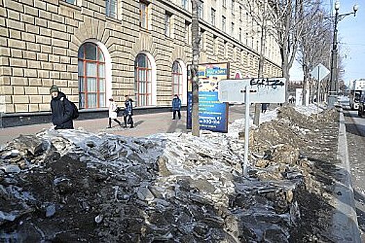 Центр Хабаровска завален грязным и пыльным снегом