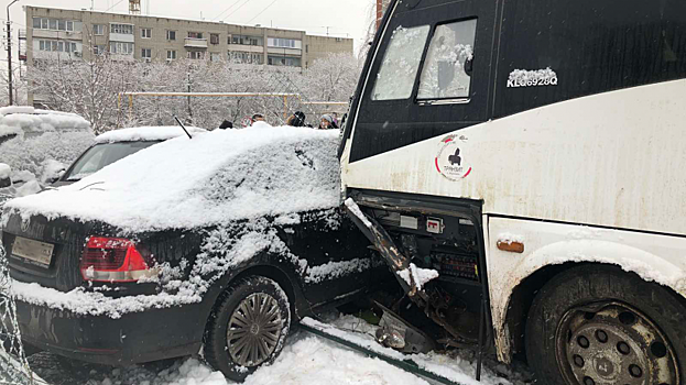 В Саратове автобус с пассажирами врезался в припаркованные машины