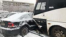 В Саратове автобус с пассажирами врезался в припаркованные машины