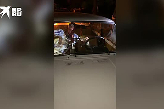 Россиянин напугал полицейских удавом по кличке Кокаин и попал на видео