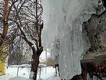 На улице Геодезической в Новосибирске на женщину с пятого этажа упала глыба льда