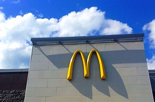 Обновленный McDonald&#39;s возобновил наем сотрудников