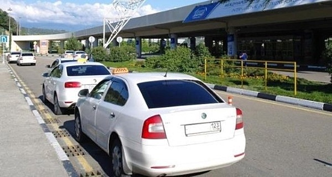 Пользователь рассказал, как таксисты избавляются от конкуренции каршеринга в аэропорту Сочи