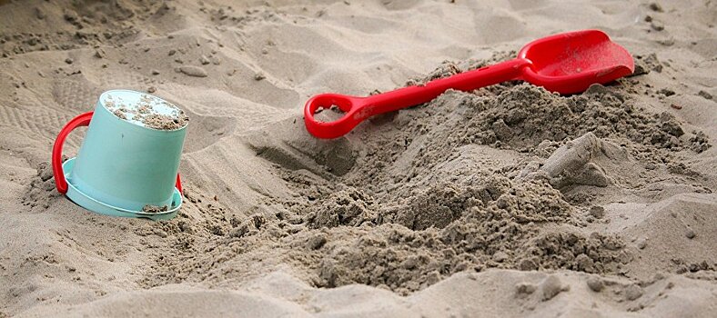 Годовалого ребенка без родителей нашли в песочнице в Молодечно