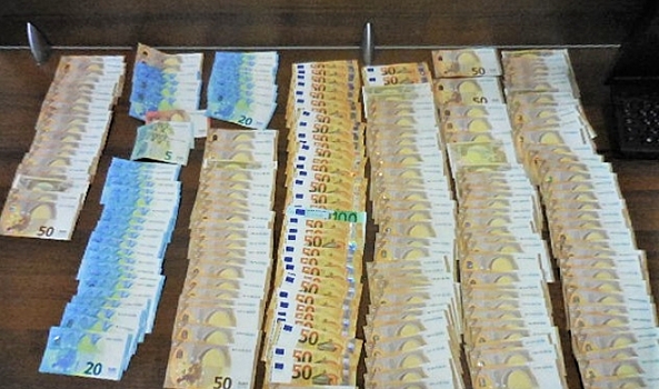 В аэропорту Волгограда пассажиры пытались незаконно перевезти валюту