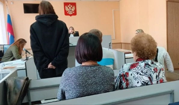 16-летнюю девушку судят за мошенничество в Новосибирской области